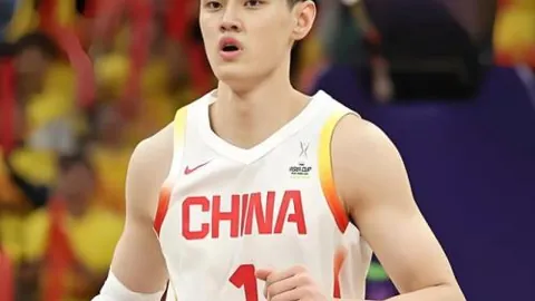 西汉姆联开出4100万欧加300万欧报价，锁定阿贾克斯中场库杜斯加盟